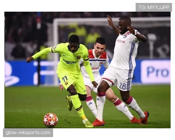 罗贝托中场防守稳健,助力球队后防线固若金汤 罗贝托中场防守稳健,助力球队后防线固若金汤